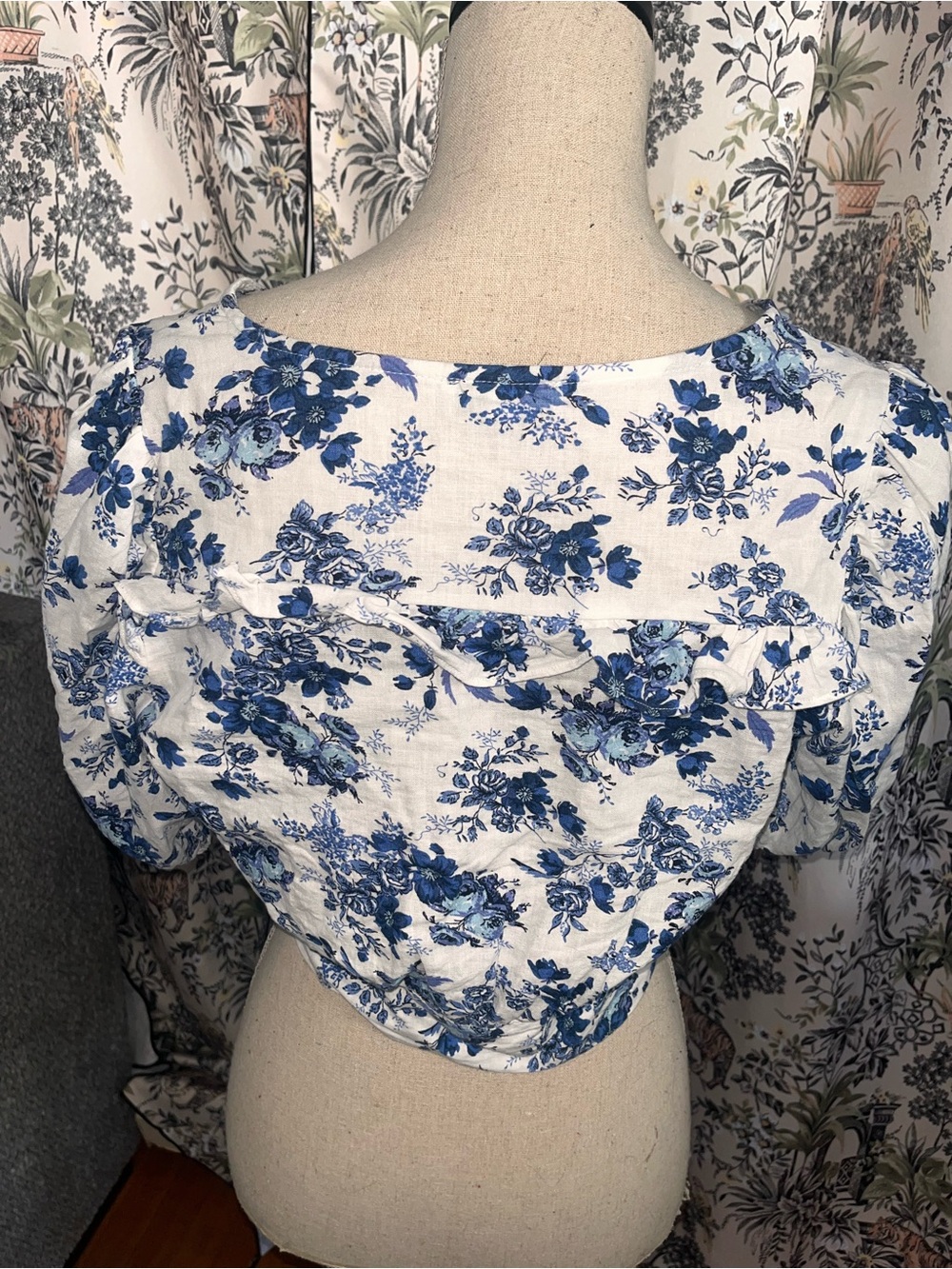 Cupcakes and cashmere Blue Floral Tie-Front Women's Crop Top linen blend small - Picture 4 of 6
